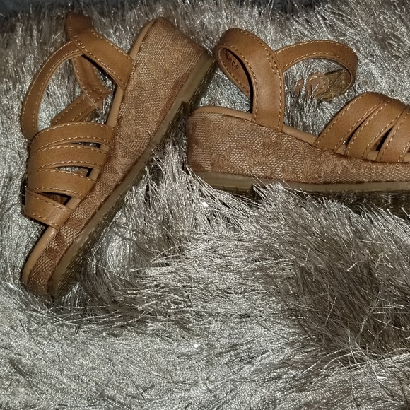 Authentic Michael Kors toddler wedged sandals - Picture 4 of 7